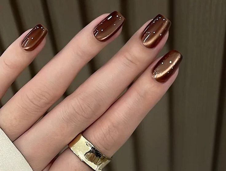 unhas com brilho discreto marrom