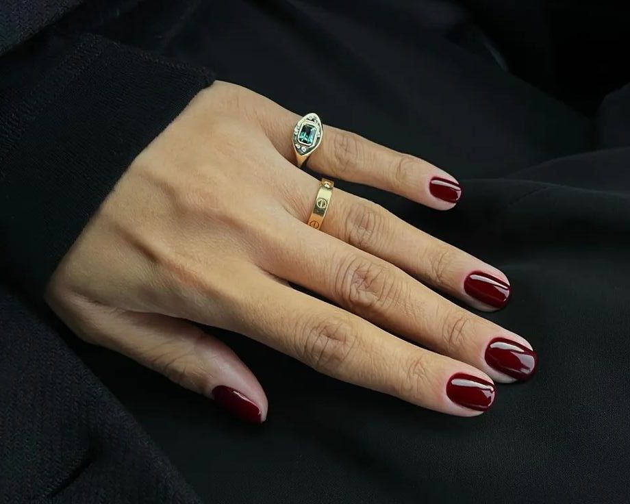 unhas curtas vermelho escuro