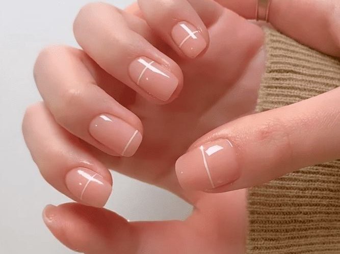 Fine line nails tendências unhas minimalistas 2025