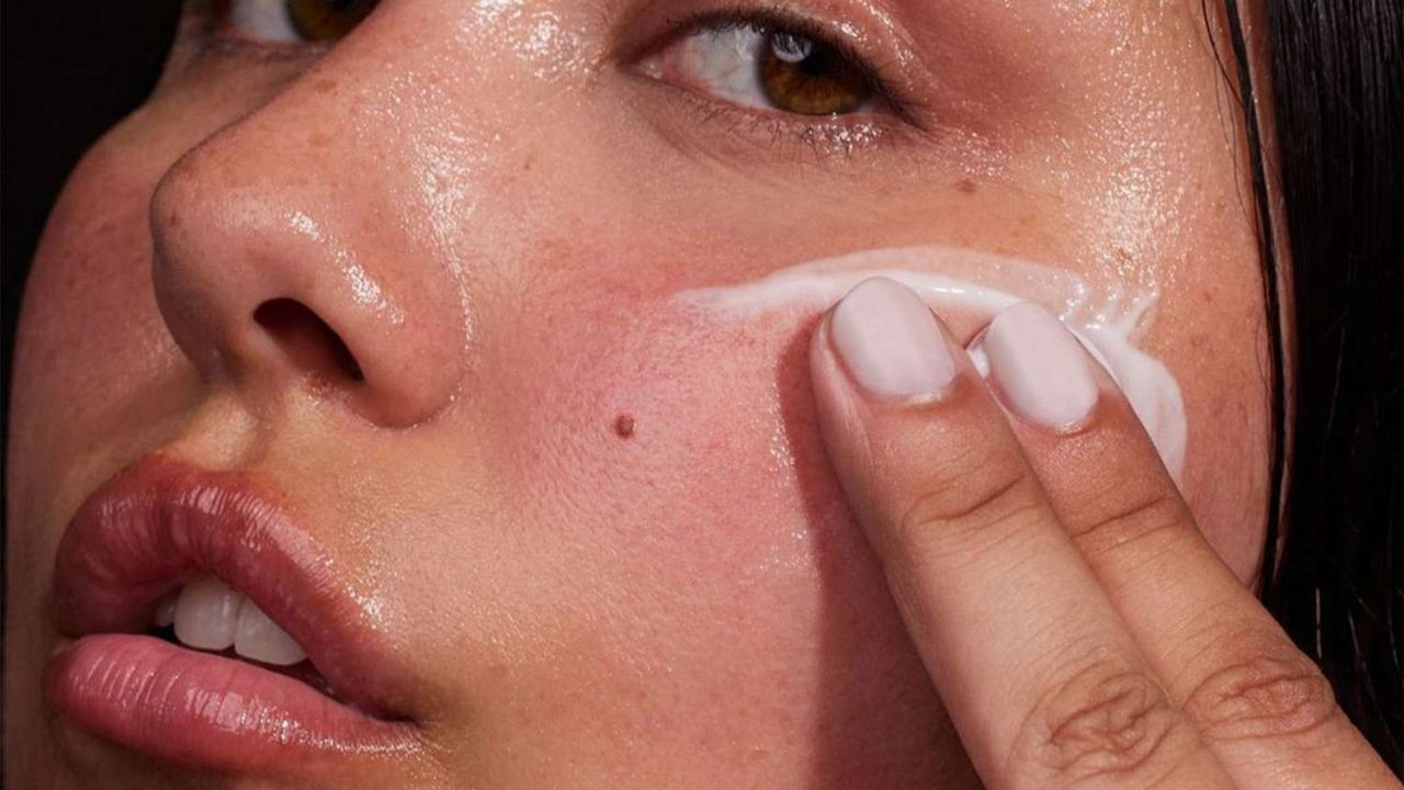 Slugging A técnica que promete dar adeus à pele seca e trazer hidratação intensa