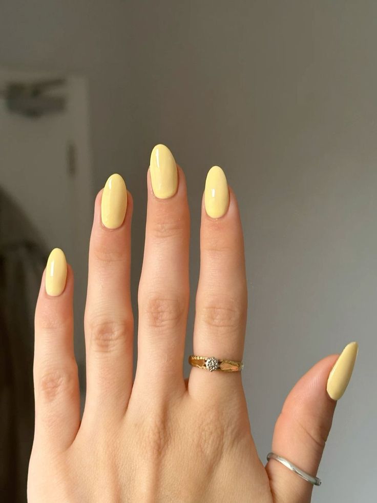 Unhas amarelo pastel