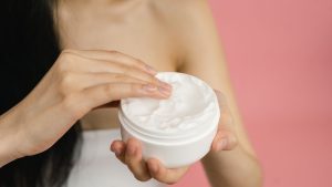 ​Especialistas revelam: cremes hidratantes baratos que funcionam tão bem quanto os caros​