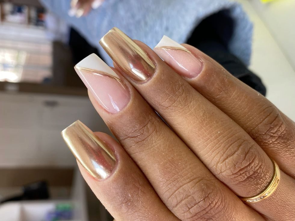 Ideias de unhas nude com dourado