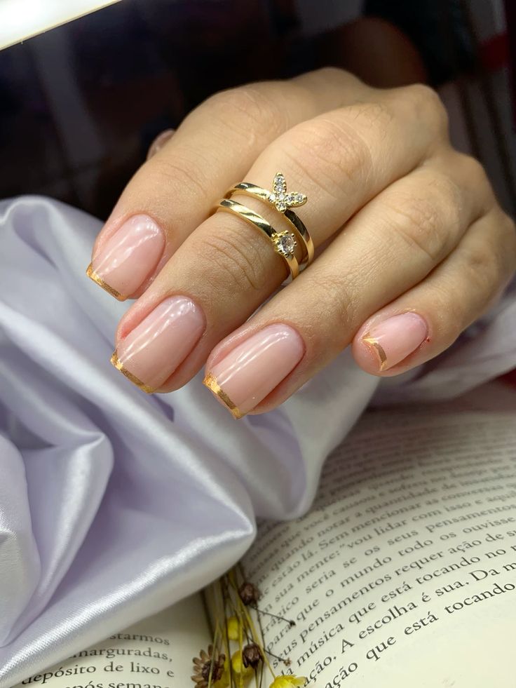 Unha francesinha dourada elegante para o outono