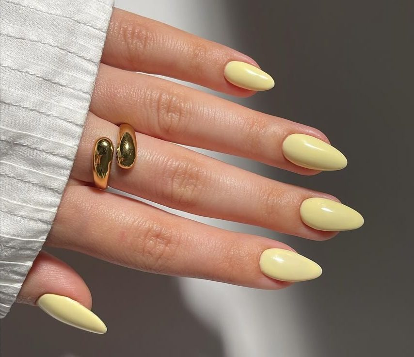 Unhas amarelo pastel tendência 2025