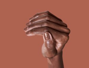 Unhas curtas com esmalte marrom