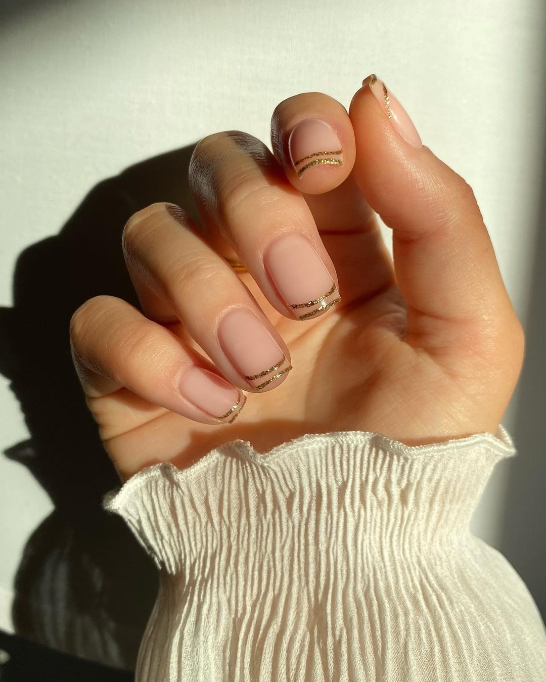 unhas com glitter dourado em francesinha dupla
