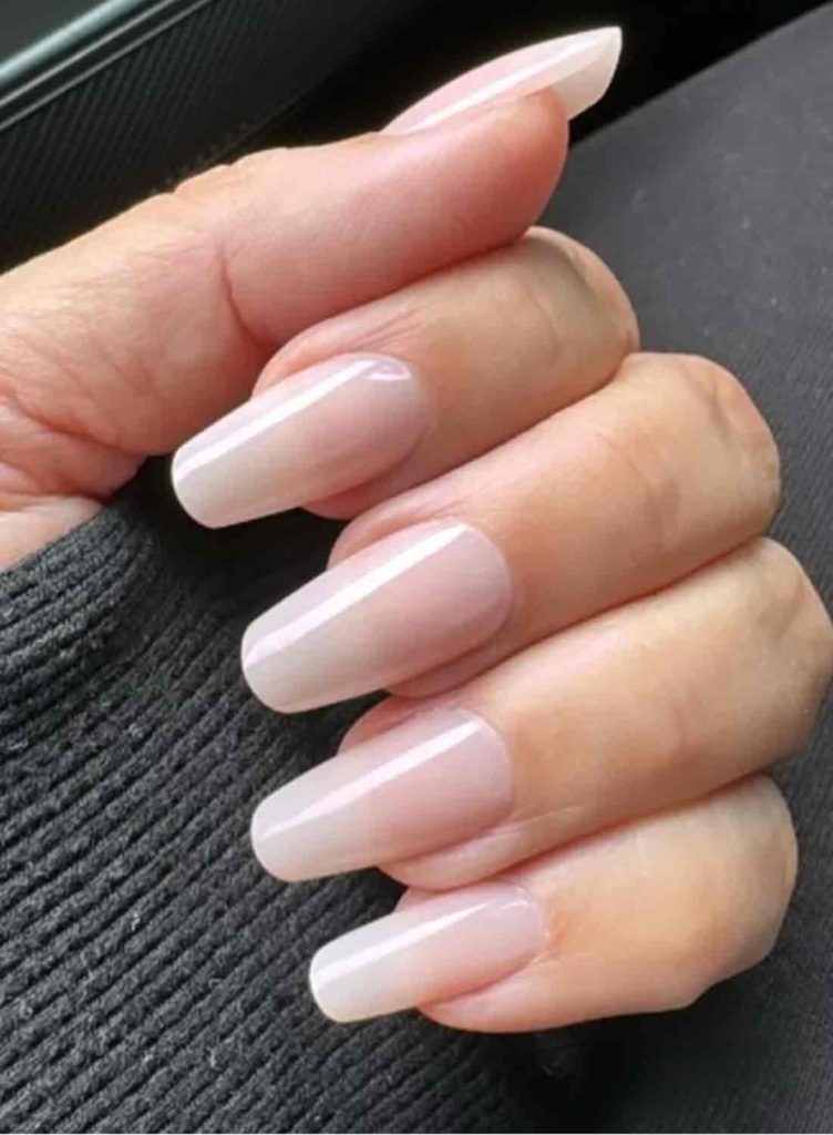unhas compridas em tom nude