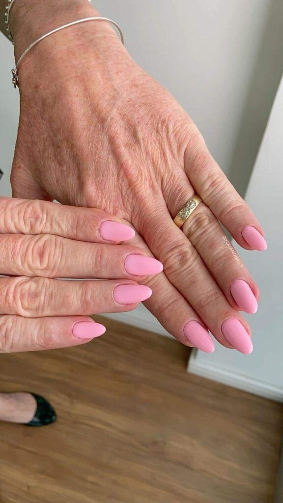 unhas de senhora em tom rosa-claro