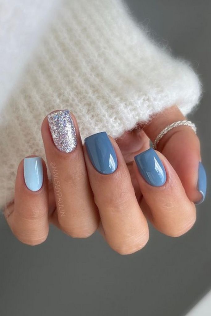 unhas decoradas em tom de azul