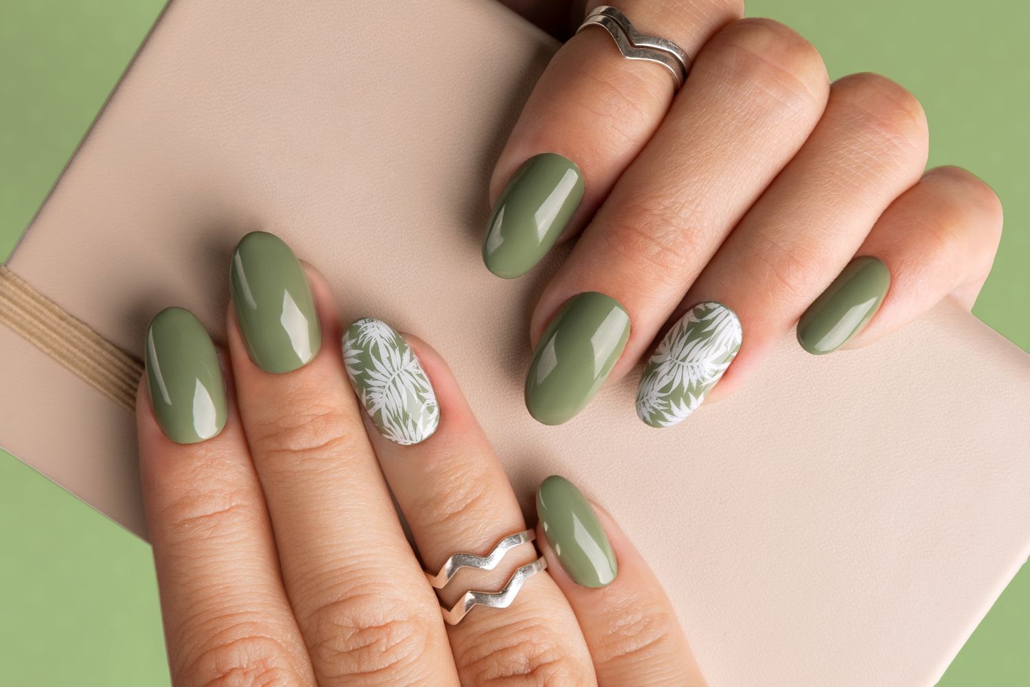 unhas decoradas em tom verde-militar