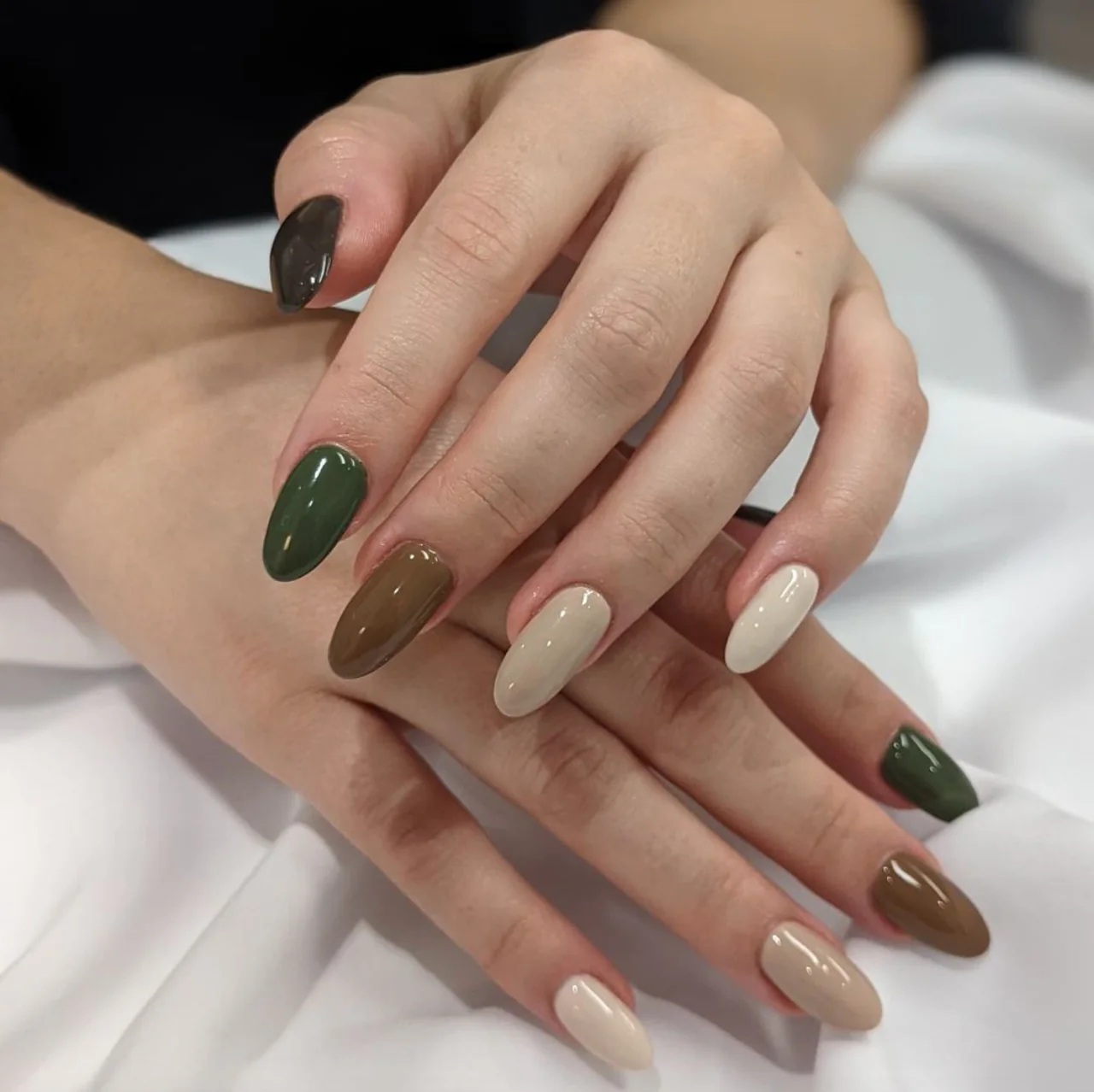 unhas em tons terrosos