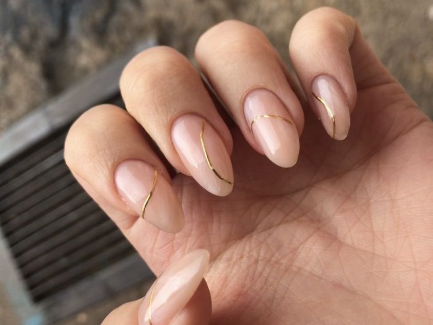 unhas nude e dourado minimalista