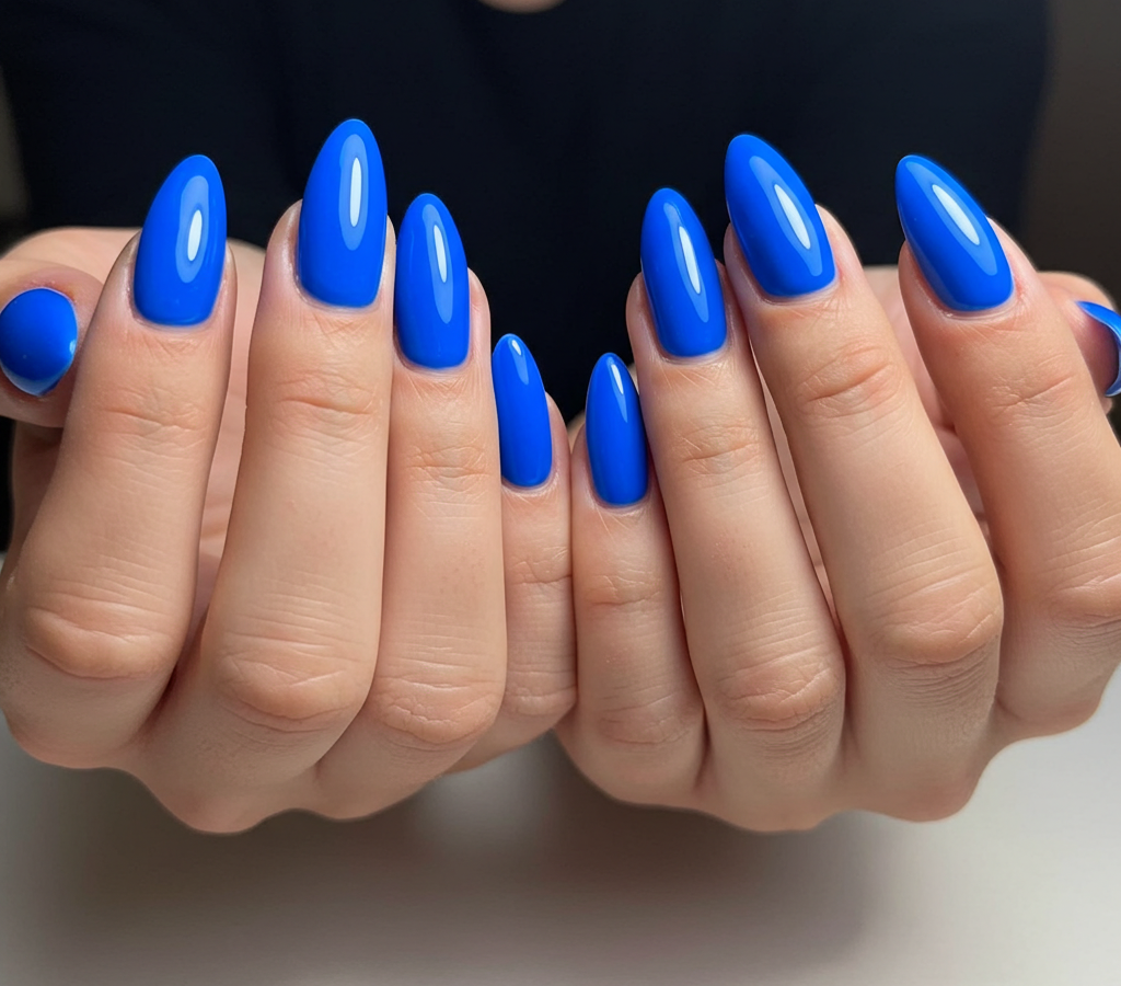 Azul Vibrante - unhas amendoadas