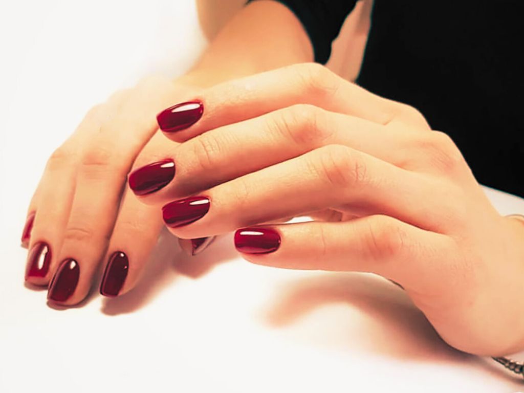 Vermelho profundo - Cores elegantes para unha curta