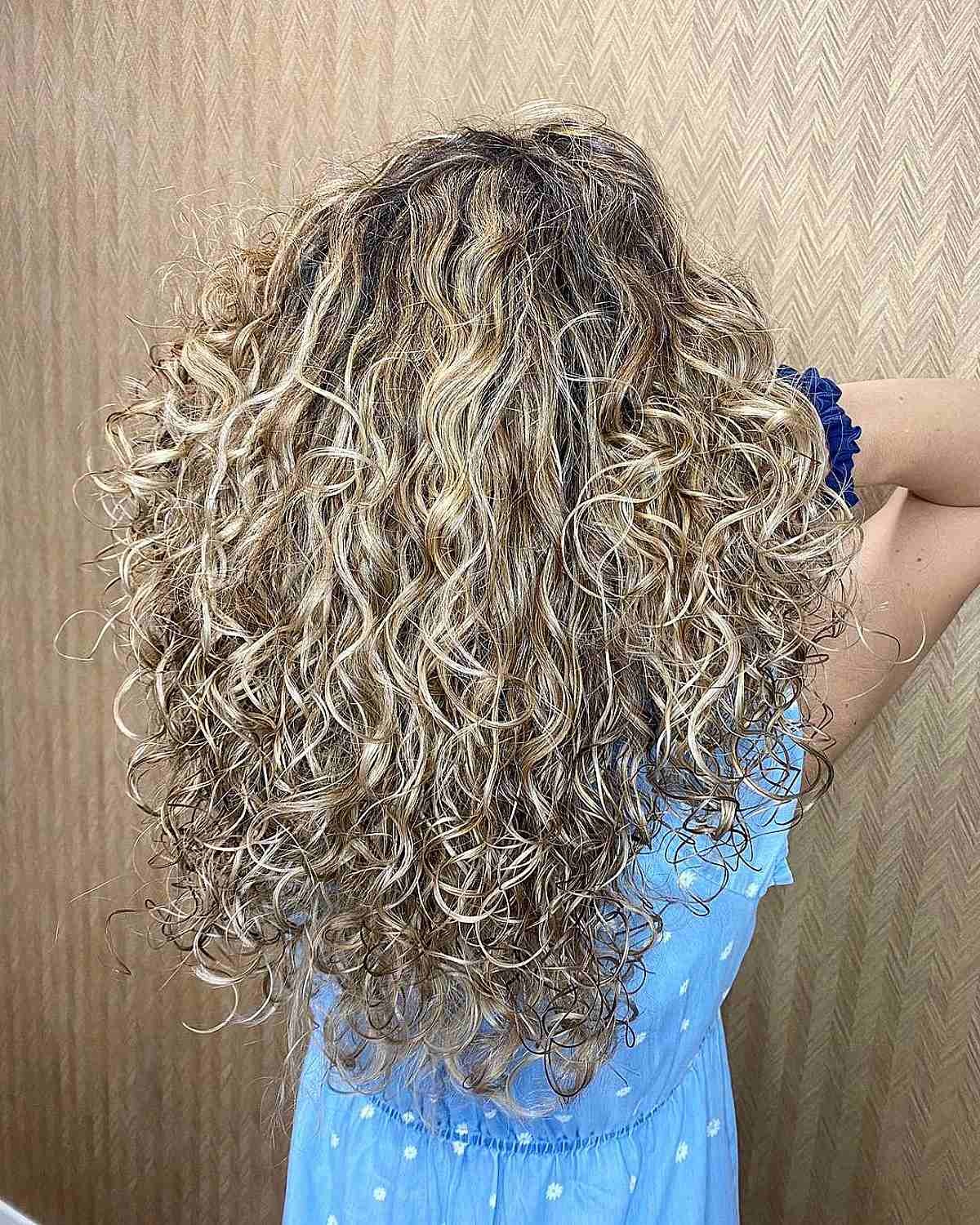 cabelo cacheado com balayage em tom sun-kissed