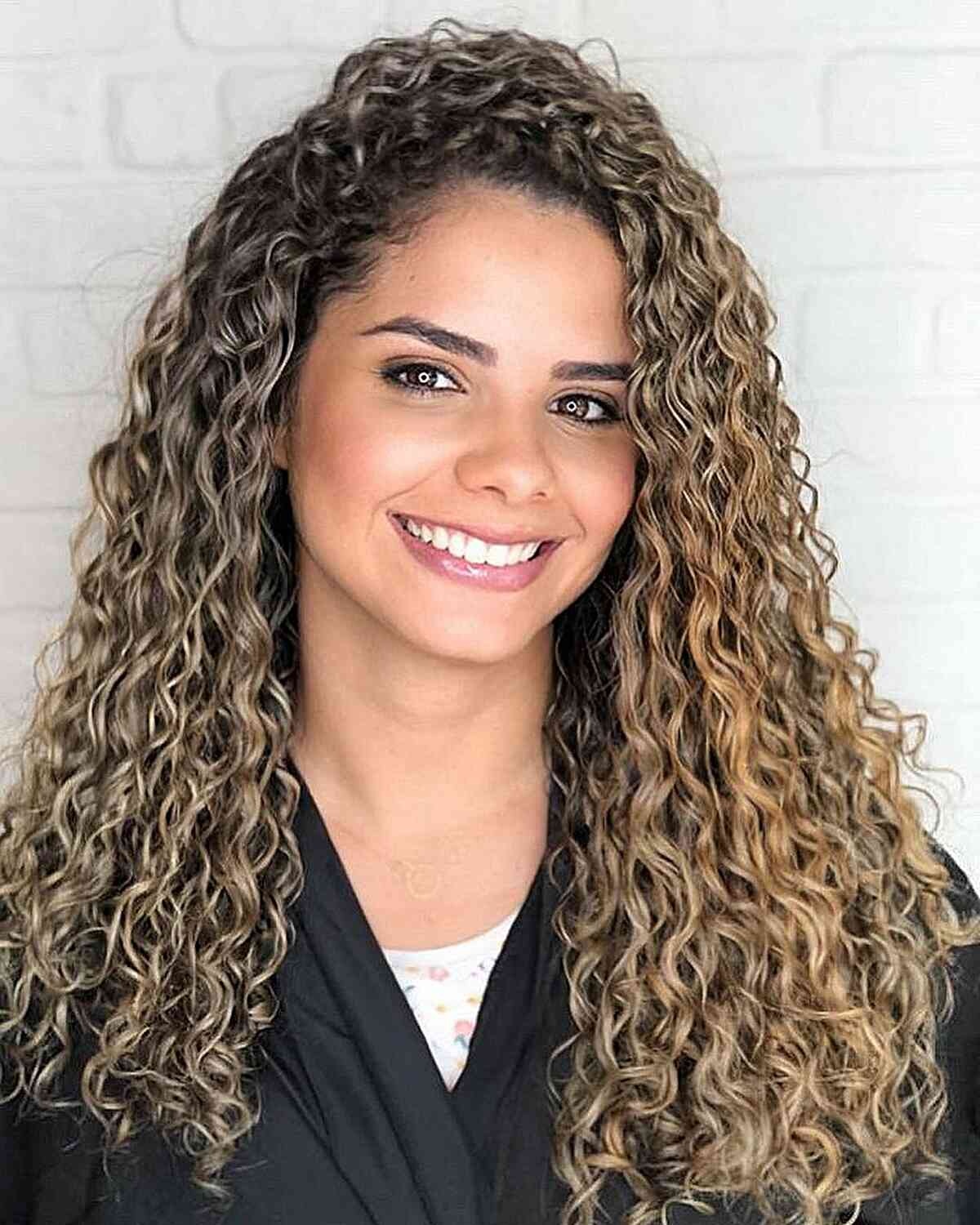 cabelo cacheado com balayage loiro