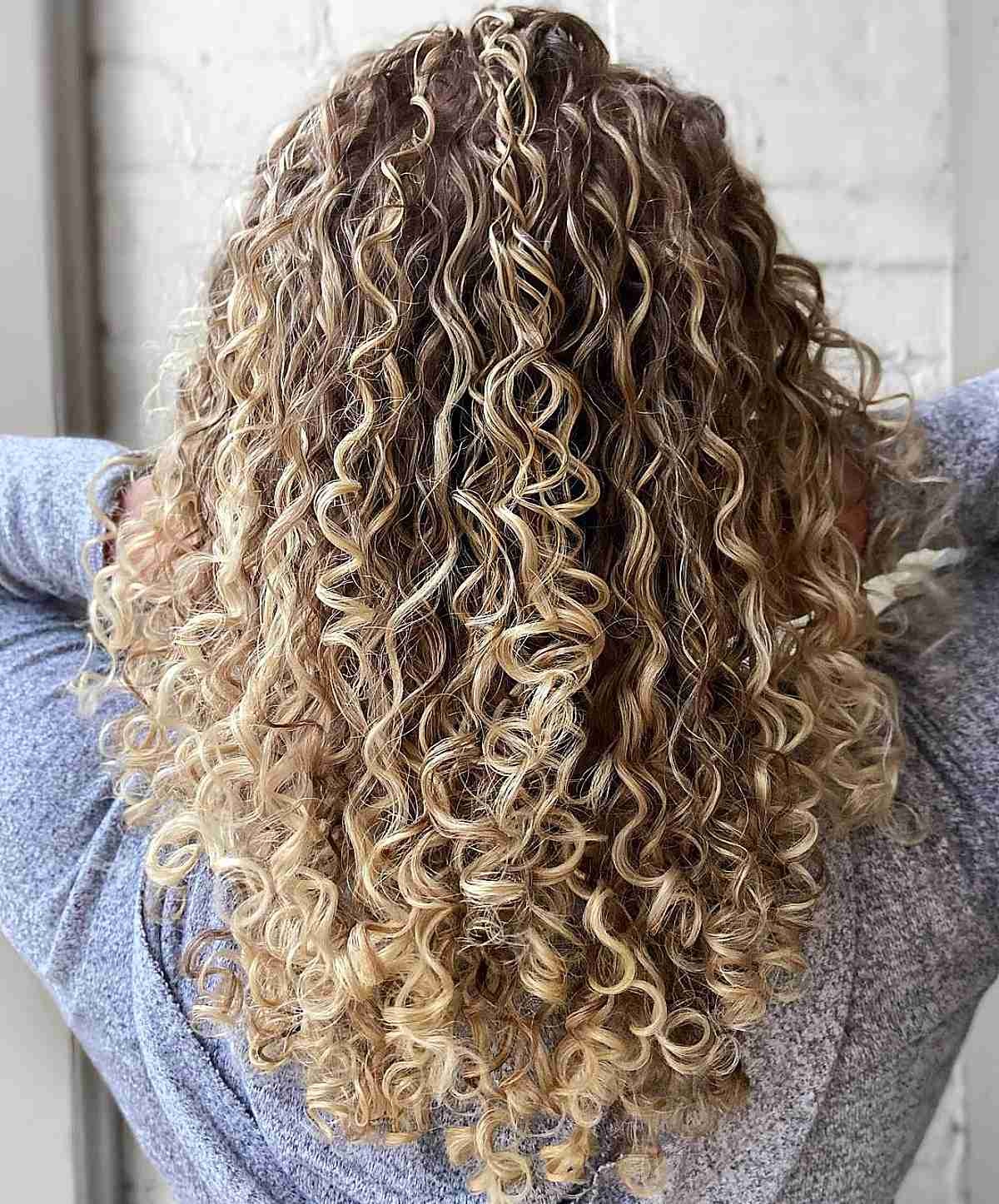 mechas light blonde em cabelos cacheados