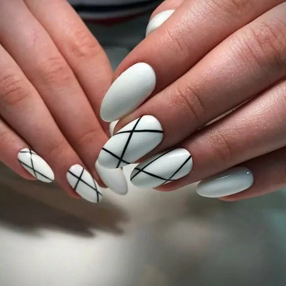 unhas brancas com linhas geométricas