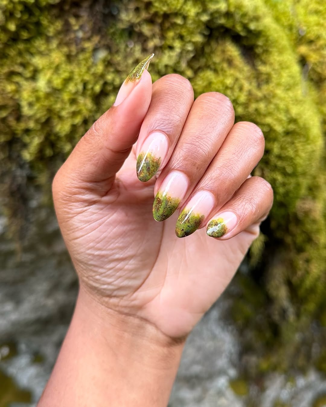 unhas com pontas em verde-musgo