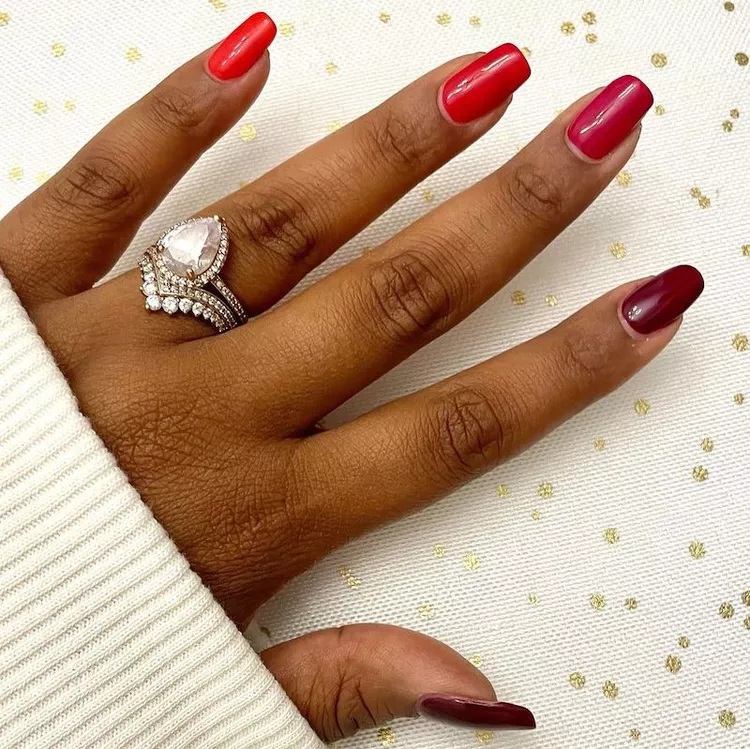 unhas decoradas em tons diferentes de vermelho
