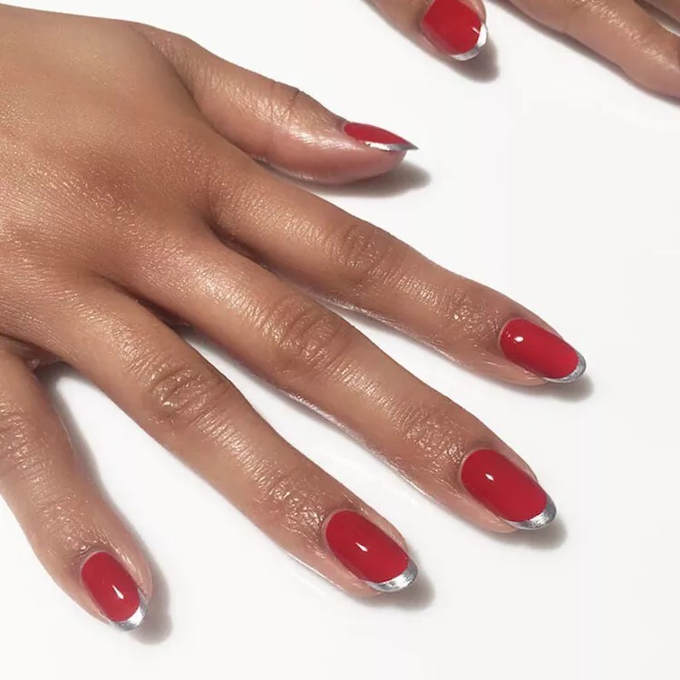 unhas decoradas vermelhas com francesinha prateada