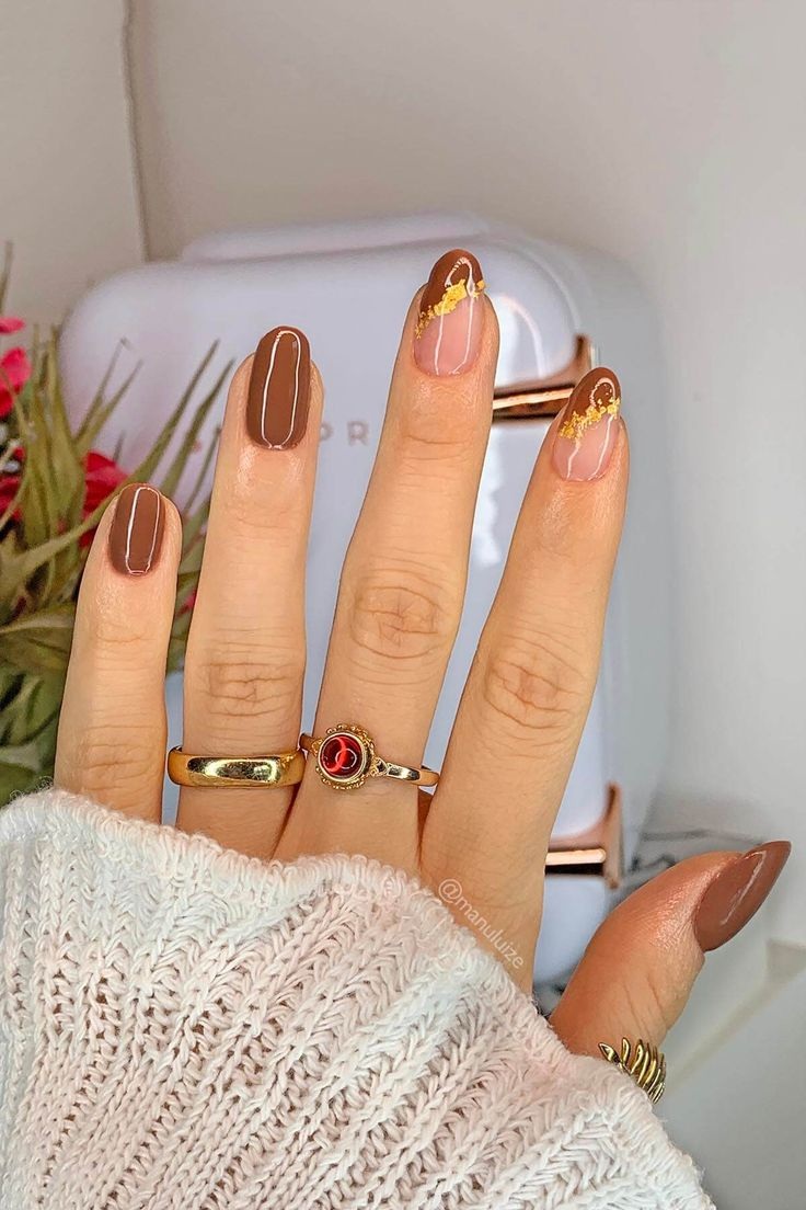 unhas em marrom e dourado