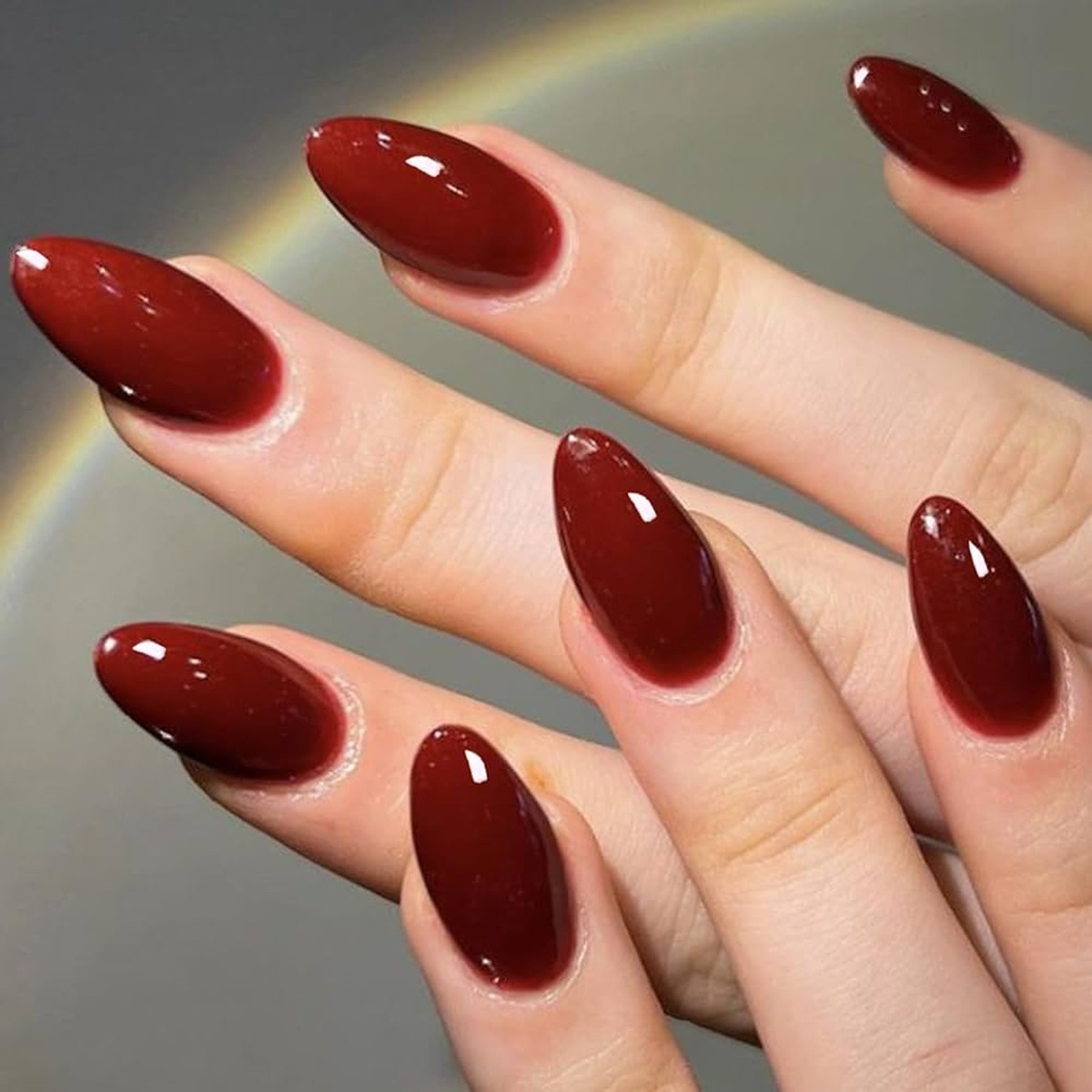 unhas em vermelho-escuro