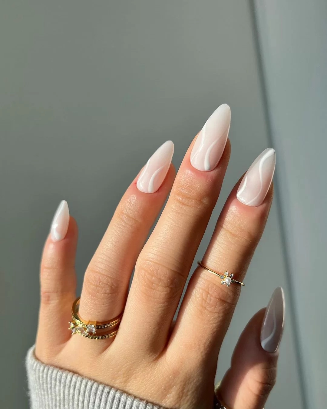 unhas off-white leitoso
