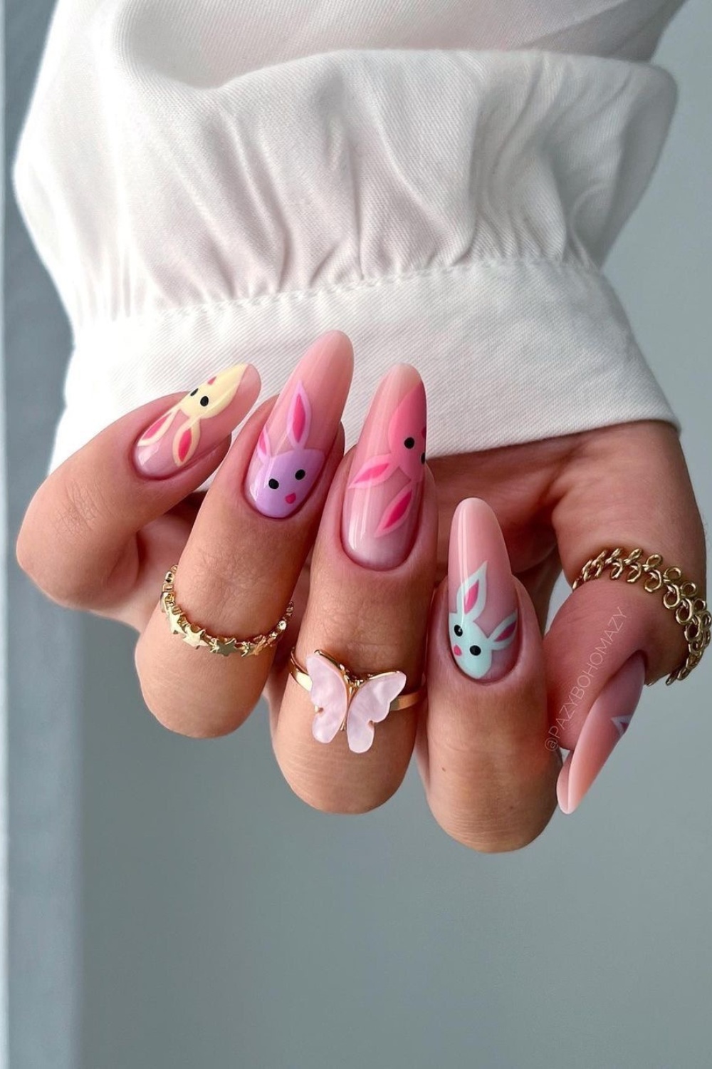 unhas rosas com coelhinhos da páscoa