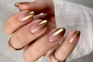 unhas nude com dourado