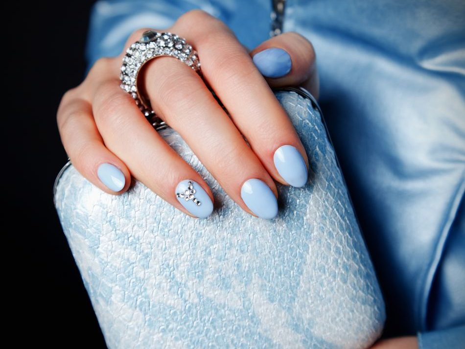 Unha decorada em tom azul pastel