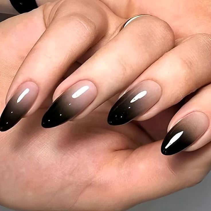 Unhas esfumadas em preto e nude