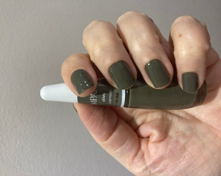 verde oliva - cores de esmaltes para mulheres maduras