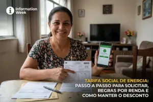 Mulher com smartphone sobre tarifa social de energia